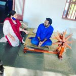 Zakir Khan Instagram - I visited Gandhi Ashram on my last Ahemdabad visit. Aacha laga, tum bhi zaroor jaana. Mahatma Gandhi Ashram साबरमती Sabarmati अहमदाबाद Ahmedabad Gujarat