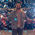 Zakir Khan Instagram - Ahmedabad Mera Ghar hai yaar...aur Ghar ka pyaar toh Aisa hi dikhta hai na ?! Shukriya itne apnepan ke liye. ❤️ Delhi, ab aap ki baari! Aa rahe hai... 🗓️ 16th ,17th Feb ko. Two days three shows. Ticket link in Bio. #zakirkhan #zakirkhanlive #indiatour #ahmedabad #delhi
