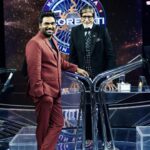 Zakir Khan Instagram - Sir @amitabhbachchan is the epitome of hardwork and persistence! Recently I got a chance to meet him personally for #kaunbanegacrorepati aur yaar Kya discipline kya dedication hai unka! Aaj unka birthday hai, Umar kitni ho gayi hai, yeh choti baat hai. Par humare kaal khand(era) mein ek Aadmi peechle 55 saal se apne kaam se top par hai aur hum sab unko dekh paate hai, yeh badi baat hai. Happy birthday @amitabhbachchan ji ❤️🙏 PS: Papa ne kaha tha jab kaam karo tab photo lena, isliye photo le li. #papapleasepreachmore #JinkoPataHaiUnkoPataHai