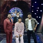 Zakir Khan Instagram - Sir @amitabhbachchan is the epitome of hardwork and persistence! Recently I got a chance to meet him personally for #kaunbanegacrorepati aur yaar Kya discipline kya dedication hai unka! Aaj unka birthday hai, Umar kitni ho gayi hai, yeh choti baat hai. Par humare kaal khand(era) mein ek Aadmi peechle 55 saal se apne kaam se top par hai aur hum sab unko dekh paate hai, yeh badi baat hai. Happy birthday @amitabhbachchan ji ❤️🙏 PS: Papa ne kaha tha jab kaam karo tab photo lena, isliye photo le li. #papapleasepreachmore #JinkoPataHaiUnkoPataHai