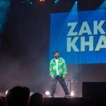 Zakir Khan Instagram - Rooh jaanti hai pehle se mile logon ko. Rooh ki yaadasht, jism ki yaadashat se kahin zyada muqammal hai. Rooh ke pass lafz nahi, zubañ nahi hai kuch kehne ko, Par woh rok leti hai jism ko, tumhare ass-pass hi kahin. bina kuch kahe, baat bhi hoti hai tumhari rooh ki, Meri rooh se. Nazar milti hai toh Iss qadar ka sukoon ki maano, jalti dhoop me kisi ne sharbat ki ghoont di ho. Faasle mulkon ke bhi ho, rokte nahi raabta apna. Mujhe toh khair utna yaad nahi ho tum, par rooh batati hai ki Rishta purana hai. Kyunki, Rooh jaanti hai pehle se mile logon ko. Zakir khan Palais Theatre