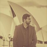 Zakir Khan Instagram - Lagta hai jaise mai waqt hogaya hoon aur tum Qyamat. Sadiyon se bas ek umeed hai tumhe paane ki, jo rukne nahi deti mujhe. Yaqien hai Ke Tum aaogi ek din. Daava hai mera qaymat hogi uss roz. Zakir Khan PS: Pics by @balzinderbalz and @kvirlive Sydney Opera House