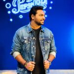 Zakir Khan Instagram - Purana likha kuch mil gaya usse post karne ke liye photo daali hai. Par aache kapde pehen kar maza toh aata hai. Styled by @zeebamiraie ————————————— Subha uthna, Khud ko tanha paana, Tumhe yaad karna aur ruth jana tumse. Phir mare hue ehsaason ki laash ko, Zamane me le jaane layak tayyar karna, Aur bade sheher ki beedh me kho jaana. Hasna logon Ke sath, Unhe dhyan se sunna, Khud ko zinda sabit karne ko, beech beech me kuch keh bhi dena. Phir din khatam, bheed gayab, Mai tanha aur tumse ab bhi naraz, Phir humare bistar me, meri ek aur raat, tumhare bin. Agli subha phir se wahi, har roz ki tarah. Subha uthna, Khud ko tanha paana, Tumhe yaad karna phir ruth jaan tumse. Zakir Khan