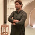 Zakir Khan Instagram - Tathastu taping Day 1: Set galat ban gaya hum logon se, Jiski wajeh se 80% of the audience was unable to see the performance from their seats. Bhayanak chaos, Pillar gir gaya. Uss din ke shoot ka poora taam-jhaam kisi kaam ka nahi raha. Bahut paise ka nuksaan hua, kyunki woh din kharab ho gaya aur jo 3rd day humko add karna pada uska extra kharcha hua so alag.(kismat se next din date available thi venue ki) @zeeshan_malang aur @xankurkaushikx were in tears, aur yeh sab mere stage par jaane se pehle ho raha hai. 2 hours baad we decided to still do the show! Logon se maafi mangi aur show shuru kiya. Uss din audience ke log jo aakhir tak ruke aur support kiya. Mai har uss insaan ka saari zindagi ehsaan-mand rahunga. Maine apni zindagi ka sabse Aacha show kiya uss din, par record nahi ho paaya. Kabhi-kabhi lagta hai ki ab toh pehle jaisi buri kismat nahi hogi meri. Aur phir aisa kuch ho jaata hai toh phir wahi lagta hai ki “Saala apna koi kaam ek baar me kabhi hota hi nahi”. PS: yeh photo uss din der raat ki hai.