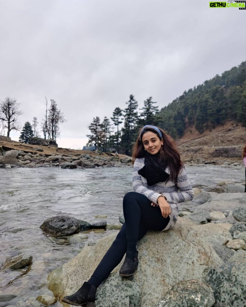 Zalak Desai Instagram - All elements of nature at one spot. This experience was surreal. Nature at its best🏞 Pahalgam, you're beautiful ❤ Can't wait to visit you again!