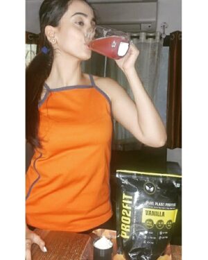 Zalak Desai Instagram - Hey guys!
Hope you all are doing well!❤️
I want to share with y'all, something I've been using for a healthier body and in turn, better immunity.💪🏼
I've been trying Plant Based Protein from @pro2fit.in . This vegan protein is very easy to digest and is a blessing for all those who are Lactose Intolerant or are vegan.🌱

It is also
👉🏼Soy Free
👉🏼Dairy Free
👉🏼Gluten Free
👉🏼Sugar Free
👉🏼Non GMO
👉🏼Preservative Free
👉🏼And has No Trans Fat too

With four different flavours such as Minty chocolate, Vanilla, Mango and Unflavored; you'll definitely want to keep having more!😋

So hurry, visit @pro2fit.in to order your plant based protein now!!!