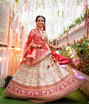 Zalak Desai Instagram - 💃Twirling in my lehenga💃

P.S. Yeh photo toh banti hai!!!

And with this, I complete sharing all my wedding looks with y'all! Thank you so much for being patient and for showing so much love to all my posts! Love you all❤️

📸: @weddingdori 
MUA: @makeupbymahekbhatt 
Hairstylist: @aarti_hairandmakeup
Outfit: @roopkalamumbai