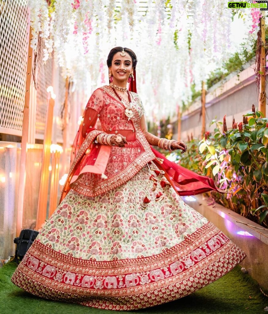 Zalak Desai Instagram - 💃Twirling in my lehenga💃 P.S. Yeh photo toh banti hai!!! And with this, I complete sharing all my wedding looks with y'all! Thank you so much for being patient and for showing so much love to all my posts! Love you all❤ 📸: @weddingdori MUA: @makeupbymahekbhatt Hairstylist: @aarti_hairandmakeup Outfit: @roopkalamumbai