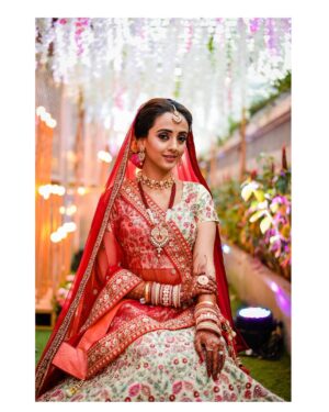 Zalak Desai Instagram - She may shine in red♥️
Have the glow in white🤍
Gained earthly beauty in green💚
But she will stun you with a smile
That fades everything behind!🥰
♥️♥️♥️♥️♥️♥️♥️♥️♥️♥️♥️♥️
 - Ray

📸: @weddingdori 
MUA: @makeupbymahekbhatt 
Hair: @aarti_hairandmakeup 
Outfit: @roopkalamumbai 

#BridesOfIndia#IndianBride#Actor#WeddingLook#Instagram#Instagood#ThankYouGod#ThankYouUniverse#Blessed#Gratitude#PositiveVibesOnly✨😇