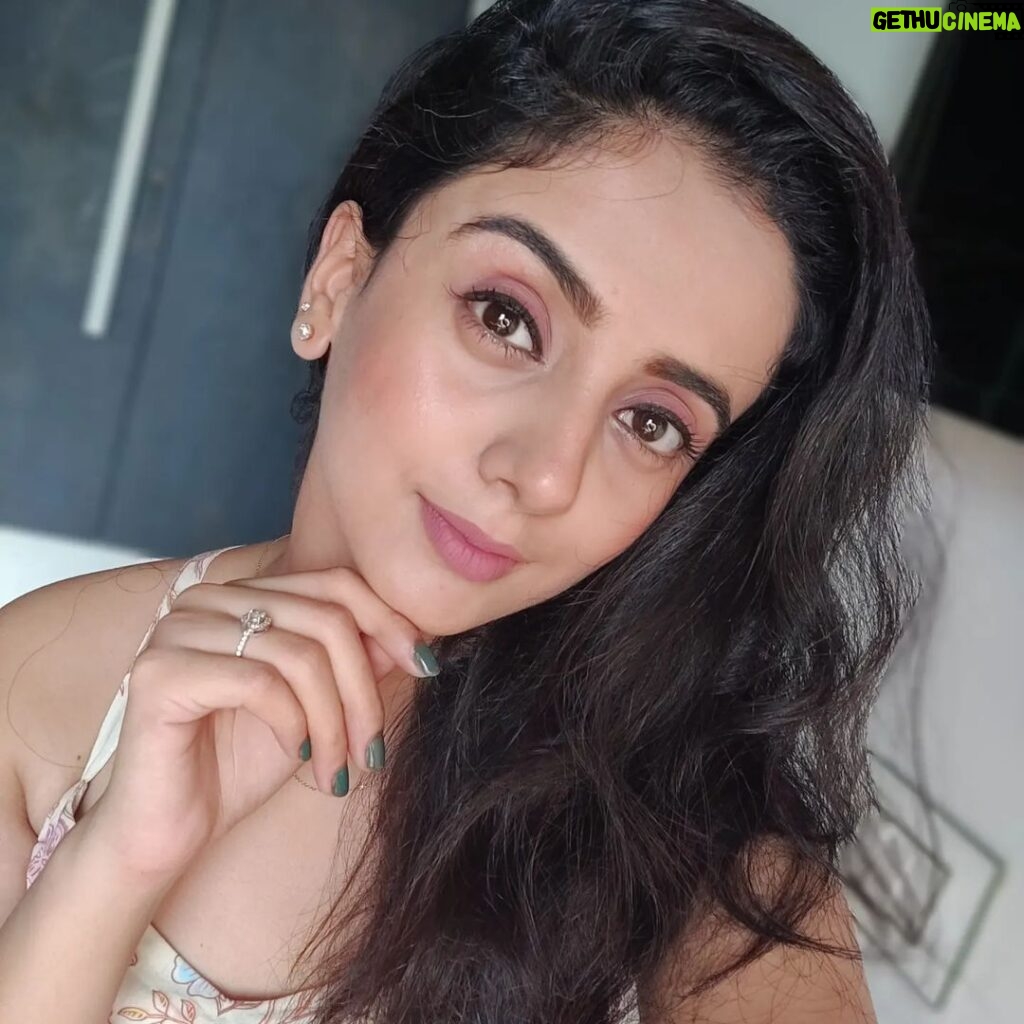 Zalak Desai Instagram - Feeling super productive today! Shot a small everyday makeup video Let me know in the comments below if you'd like me to share this makeup tutorial! . . . #MidWeekMotivation #Blessed #Grateful Mumbai, Maharashtra