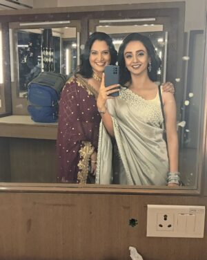 Zalak Desai Instagram - From the other night...✨

#MikaDiVoti
#Lookbook
#ReunionWithFriends
#FunNight
#Throwback