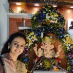 Zalak Desai Instagram – Ganpati Bappa Morya
Mangalmurti Morya
🙏
Ganpati Bappa Morya
Pudchya varshi lavkar yaa
🥺

First Ganesh Chaturthi without Mummy and Little Brother. Also the first one with Hubby! A tsunami of emotions this year. Stressed as well as blessed!

#GaneshChaturthi2021