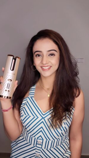Zalak Desai Instagram - Guys!!!
I made an amazing discovery and had to share it with you all! I came across this super amazing, easy to use, budget friendly, value for money and portable curler!♥️
Trust me when I say this, it justifies every bit of this caption!🤌🏼
The box includes a curler, charging cable, sectioned, two clips, a suede pouch and a user guide! They also provide warranty! It’s also available in multiple colours but my favourite is this rose gold one 😍
Go check out @tashhair.india curler now!
P.S They do have other products but this one id hands down my fav! 

#PortableCurler#DiscoveriesbyZ#TashHair#ValueForMoney#spectacular