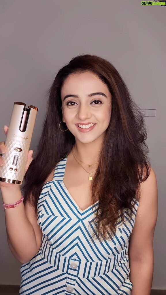 Zalak Desai Instagram - Guys!!! I made an amazing discovery and had to share it with you all! I came across this super amazing, easy to use, budget friendly, value for money and portable curler!♥ Trust me when I say this, it justifies every bit of this caption!🤌🏼 The box includes a curler, charging cable, sectioned, two clips, a suede pouch and a user guide! They also provide warranty! It’s also available in multiple colours but my favourite is this rose gold one 😍 Go check out @tashhair.india curler now! P.S They do have other products but this one id hands down my fav! #PortableCurler#DiscoveriesbyZ#TashHair#ValueForMoney#spectacular
