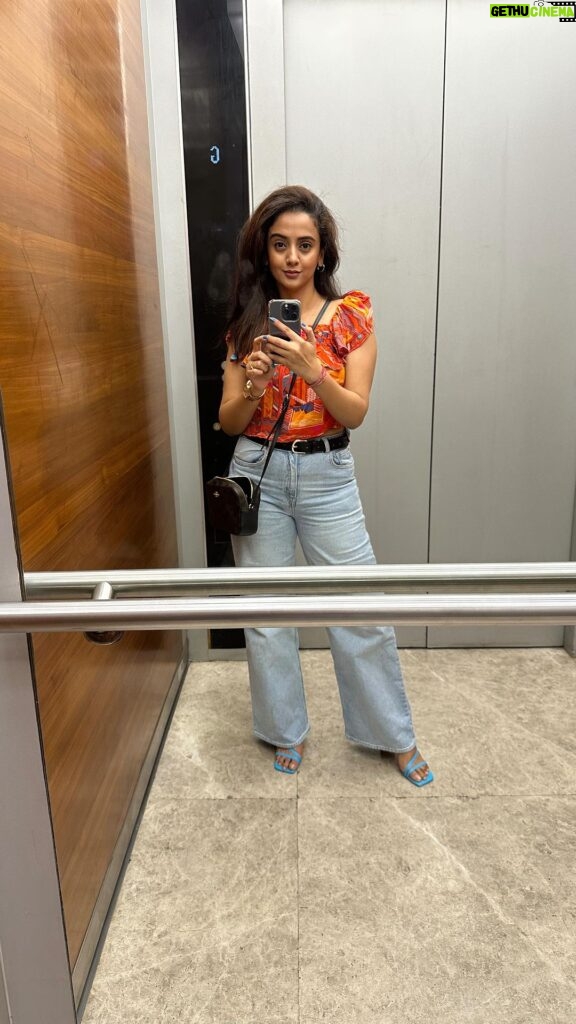 Zalak Desai Instagram - Look breakdown of what I wore for the #sachinxmeta event!☺ Top: @myglobaldesi Jeans, Belt and Heels: @hm Bag: @coach Watch: @titanwatchesindia #Lookbook#GRWM#MetaIndia#SachinTendulkar#Chic&Casual#zalakdesaiii