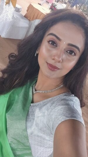 Zalak Desai Instagram - Kickstarted the wedding season like this!!!💃
More wedding content coming your way!

Saree: @vasansi_jaipur 
Clutch: @prettylittlearts87 

#Reels#Wedding2022#IndianWedding#Traditionallooks#ZalakDesai