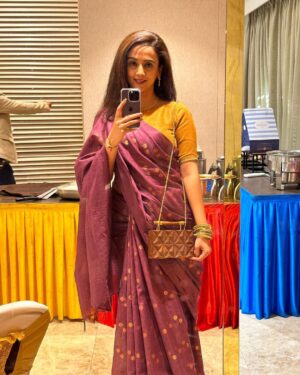 Zalak Desai Instagram - Adoring myself in a saree of my favourite colour!💜

#IndianLook#SareeLove#Purple#Favourite#EngagementLook#lovethyself#Grateful