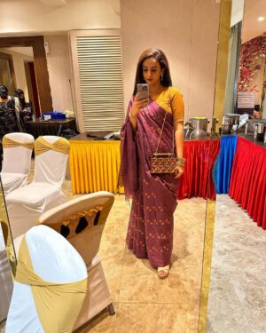 Zalak Desai Instagram - Adoring myself in a saree of my favourite colour!💜

#IndianLook#SareeLove#Purple#Favourite#EngagementLook#lovethyself#Grateful