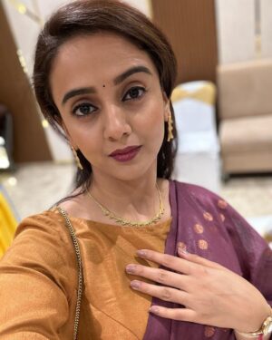 Zalak Desai Instagram - Adoring myself in a saree of my favourite colour!💜

#IndianLook#SareeLove#Purple#Favourite#EngagementLook#lovethyself#Grateful