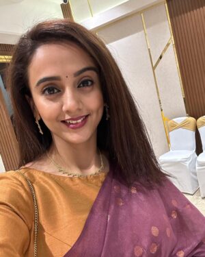 Zalak Desai Instagram - Adoring myself in a saree of my favourite colour!💜

#IndianLook#SareeLove#Purple#Favourite#EngagementLook#lovethyself#Grateful