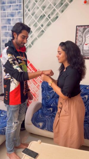 Zalak Desai Instagram - Watch till the end!😎
A festival is special when it's celebrated with love and laughter!😁🥰
Here's spreading some joy by portraying the true feelings of every brother and sister!🤪
Just kidding 😂
HAPPY RAKSHABANDHAN!

🎥: @amitcoolamie