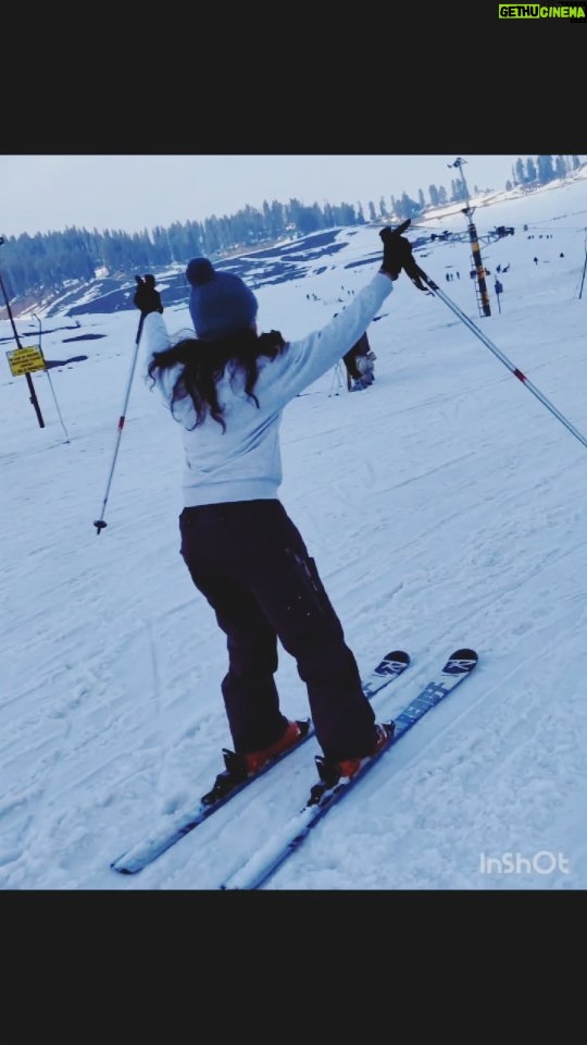 Zalak Desai Instagram - The day we began our skii training, our instructors told us, 'This is an addiction!' And yes, I couldn't agree more 😍 Miss Skiing, Miss Kashmir!🏔❄⛷ #TakeMeBack#Skiing#Gulmarg#BestTimes#ProudOfMyself#Grateful#Blessed#Travel#TravelStories#TravelMemories#ThankYouGod#ThankYouUniverse🙏😇🧿 Gulmarg, Kashmir