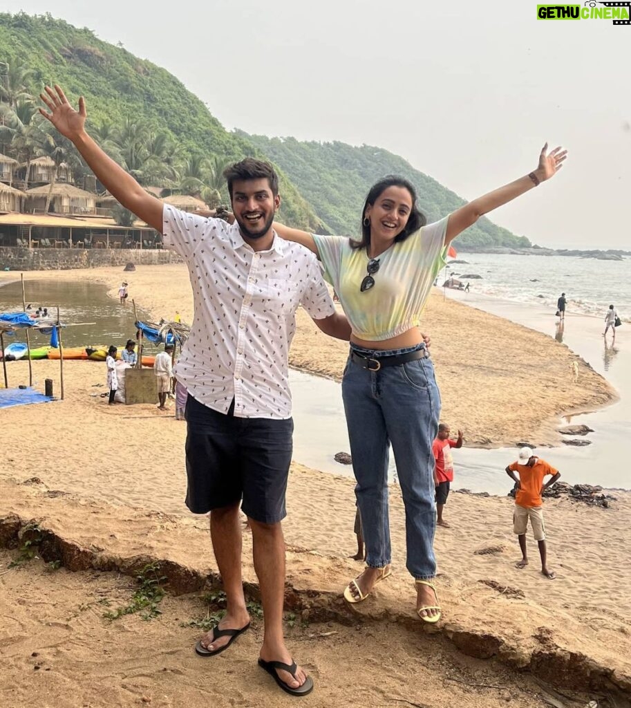 Zalak Desai Instagram - Hola from Cola!✌🏼🏖😎🍹🙌 . . . #Goa#Goadiaries#Travel#Explore#FavCouple#Actor#Grateful#Blessed#BlessedWithTheBest#ThankYouGod#thankYouUniverse✨🙏 🧿 Cola Beach, Goa