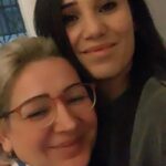 Zeynep Kankonde Instagram - Hayatta hiç bir şey tesadüf değil filan diyorlar ya, ben anlamam öyle laflardan. Eğer tesadüf isen ne güzel bir tesadüfsün. Haa eğer tesadüf değil de bizim bilmediğimiz ulvi durumların eseriyse karşılaşmamız, hayatıma denk gelmiş en güzel eserlerdensin. Herkese karşı kurduğun o hassas gönül terazisinin hayranıyız. Anneliğinin, evlatlığının, komşuluğunun hastasıyız küçük hanım...