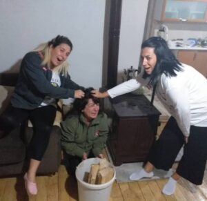 Zeynep Kankonde Instagram - Üvey kız kardeşlerimin şefkatli ellerindeyim......