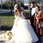 Zeynep Kankonde Instagram - Gelinin eteklerine yatıp, damada teslim etmeyen sokak köpekleri var bu kentin... @kuzeyyildizilkaskdizi @showtv @surecfilm @ordu @bu bir @ersoyguler komedisidir...