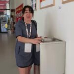 Zeynep Kankonde Instagram - Yakın geçmiş... Arkadan biri "boyu yetişmiyor ki" diyor... @emmamujinga2 Allah insana evladın hayırlısını versin di mi anneciğim... @tedadanakoleji