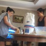 Zeynep Kankonde Instagram - İnsanlar da bizi evde topuklu ayakkabıyla geziyoruz zannediyorlar...😂😂😂 halbuki ev halkı tarafindan en ağır işlerde çalıştırılıyoruz...