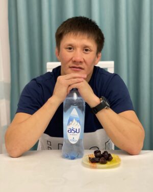 Zhalgas Zhumagulov Instagram - Қасиетті Рамадан айы мүбарак болсын! 
Аллах ниеттерімізді, дұғаларымызды қабыл етсін! Осы рамаданға жеткізген Аллахқа сансыз шүкір! 
«Оразаларыңды құрмамен ашыңдар, өйткені ол береке. Егер құрма табылмаса онда сумен ауыз ашыңдар, өйткені ол тазалаушы.»- делінген.

Поздравляю всех со священным месяцем Рамадан! 
Пусть Аллах примет наши поклонения и дуа! 
В хадисе, приводимом ат-Тирмизи, ан-Нисаи, Ахмадом и Абу-Давудом, говорится: «Когда кто-либо из вас разговляется, пусть разговляется фиником, поскольку в этом благодать (баракат). Если же нет финика, то разговляйтесь водой, поскольку и это из очищающих».
Пусть этот Рамадан станет причиной для нашего исправления и приближения к АЛЛАХУ ! Аминь ! 
#рамадан2021