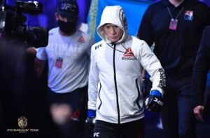 Zhalgas Zhumagulov Instagram - Ассалямуалейкум!

Барлығы біліп отырғандай, менің #UFC257 жекпе-жегіндегі екінші жекпе-жегім нәтижесіз болды. Мені осы күнге дейін қолдайтын және маған сенетіндердің барлығына, қолдау білдіріп, жазғандарға сіздің үміттеріңізді ақтамағаныма қарамастан, алғыс айтамын.  Мені сынаушыларға да рахмет айтамын, бұл сіздің ойыңыз бен эмоцияңызды білдіруге сіздің құқығыңыз.  Мүмкін мен өзіме тым көп тапсырған шығармын, және мұндай ұйымда менің елімнің атынан сөйлеу, өте үлкен жауапкершілік.  Мен өз елімнің туын биікке көтере алмағаныма  өкінемін.  Мен қолымнан келгеннің бәрін жасауға тырыстым, бар күшімді бердім, халқымның алдында шын ниетіммен жасадым, бірақ бәрі мен қалағандай болмады. Демек, бұл АЛЛА Тағаланың тағдыры болғаны.
Енді демалып, күш-қуатымды жинап әрі қарай жаттығу жоспарын жақсарту үшін алда біраз жұмыс күтіп тұр. 
Мен өзіме артылған үмітті ақтағым келді, бірақ әрқашан мен қалағандай бола бермейді, бірақ мен осы сынақтар арқылы өтіп, иншаАллах мықты болып ораламын!
Мен берілмеймін, көңілімді қалдырып мойымаймын! ИншаАллах мықтылығымды  дәлелдеймін!

******************

Ассалямуалейкум!

Как всем уже известно мой второй поединок на турнире #UFC257 прошёл не в мою пользу. Хотел бы поблагодарить каждого, кто по сей день меня поддерживает и верит в меня! Много, кто пишет с поддержкой, огромный рахмет вам за это, несмотря на то, что я не оправдал ваши надежды. Хейтерам я тоже скажу рахмет - это ваше право излагать свои мысли и эмоции. Наверное, я слишком много возложил на себя, и это огромная ответственность выступать в такой организации от лица своей страны. Мне очень жаль, что я подвёл свою страну. Всё зависящее от меня я попытался сделать, отдал все силы, искренне хотел обрадовать свой народ, но не всё так, как хотелось бы. Значит в этом было благо от Всевышнего и он так предопределил.
Сейчас мне надо отдохнуть, так как мой организм сильно измотан и собраться с силами, чтобы решить, как действовать дальше. Очень хотел оправдать надежды, возложенные на меня. Бывают испытания, не всегда так, как хотелось бы, но и через эти испытания я пройду #inshAllah, и вернусь сильнее!
Я не сдамся и не паду духом, перезапущу себя и докажу #inshallah