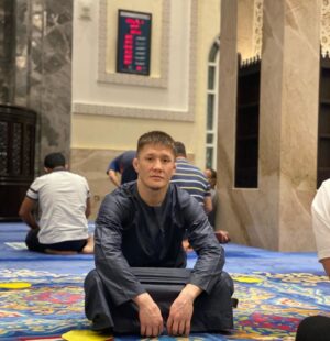 Zhalgas Zhumagulov Instagram - В хадисе, переданном Ат-Тирмизи, сказано: «Знай: то, что миновало, не должно было с тобой случиться, а то, что случилось с тобой, не должно было тебя миновать. И знай, что нет победы без терпения, находки без потери, облегчения без трудностей». 

*** Передают со слов Абу Саида аль-Худри и Абу Хурайры, да будет доволен ими Аллах, что Пророк ﷺ сказал: «Что бы ни постигло мусульманина, будь то утомление, болезнь, тревога, печаль, неприятность, скорбь или даже укол колючки, Аллах непременно простит ему за это что-нибудь из его грехов» (Аль-Бухари).