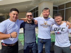 Zhalgas Zhumagulov Instagram - Қай заманда да әр адамның санасындағы аса мазмұнды және құрметті мәртебеге ие ұстаным – ол отансүйгіштік (патриоттық). 
Еліміздің патриоттарының бірі @ibragim_eskendir және отансүйер бауырларымызбен кездесіп ерекше  отырыс болды. Шапан кигізіп , қонақжайлық көрсетіп, батырларымыз туралы әңгімесін айтып мотивациялап, ерекше мағыналы сыйлықтар беріп,  осындай құрмет көрсеткеніңіз үшін Алла разы болсын! Сіздің биік шыңдарға жете беруіңізге тілектеспін!