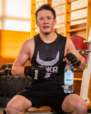 Zhalgas Zhumagulov Instagram - Вода - это источник жизни, и в моём случае источник правильной и здоровой тренировки 🦾 @asu_water

#достигайвершинсasu