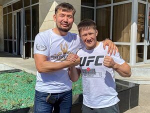 Zhalgas Zhumagulov Instagram - Қай заманда да әр адамның санасындағы аса мазмұнды және құрметті мәртебеге ие ұстаным – ол отансүйгіштік (патриоттық). 
Еліміздің патриоттарының бірі @ibragim_eskendir және отансүйер бауырларымызбен кездесіп ерекше  отырыс болды. Шапан кигізіп , қонақжайлық көрсетіп, батырларымыз туралы әңгімесін айтып мотивациялап, ерекше мағыналы сыйлықтар беріп,  осындай құрмет көрсеткеніңіз үшін Алла разы болсын! Сіздің биік шыңдарға жете беруіңізге тілектеспін!