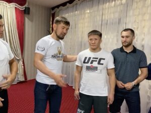 Zhalgas Zhumagulov Instagram - Қай заманда да әр адамның санасындағы аса мазмұнды және құрметті мәртебеге ие ұстаным – ол отансүйгіштік (патриоттық). 
Еліміздің патриоттарының бірі @ibragim_eskendir және отансүйер бауырларымызбен кездесіп ерекше  отырыс болды. Шапан кигізіп , қонақжайлық көрсетіп, батырларымыз туралы әңгімесін айтып мотивациялап, ерекше мағыналы сыйлықтар беріп,  осындай құрмет көрсеткеніңіз үшін Алла разы болсын! Сіздің биік шыңдарға жете беруіңізге тілектеспін!