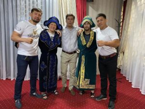 Zhalgas Zhumagulov Instagram - Қай заманда да әр адамның санасындағы аса мазмұнды және құрметті мәртебеге ие ұстаным – ол отансүйгіштік (патриоттық). 
Еліміздің патриоттарының бірі @ibragim_eskendir және отансүйер бауырларымызбен кездесіп ерекше  отырыс болды. Шапан кигізіп , қонақжайлық көрсетіп, батырларымыз туралы әңгімесін айтып мотивациялап, ерекше мағыналы сыйлықтар беріп,  осындай құрмет көрсеткеніңіз үшін Алла разы болсын! Сіздің биік шыңдарға жете беруіңізге тілектеспін!