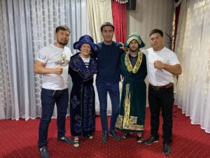 Zhalgas Zhumagulov Instagram - Қай заманда да әр адамның санасындағы аса мазмұнды және құрметті мәртебеге ие ұстаным – ол отансүйгіштік (патриоттық). 
Еліміздің патриоттарының бірі @ibragim_eskendir және отансүйер бауырларымызбен кездесіп ерекше  отырыс болды. Шапан кигізіп , қонақжайлық көрсетіп, батырларымыз туралы әңгімесін айтып мотивациялап, ерекше мағыналы сыйлықтар беріп,  осындай құрмет көрсеткеніңіз үшін Алла разы болсын! Сіздің биік шыңдарға жете беруіңізге тілектеспін!