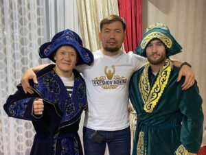 Zhalgas Zhumagulov Instagram - Қай заманда да әр адамның санасындағы аса мазмұнды және құрметті мәртебеге ие ұстаным – ол отансүйгіштік (патриоттық). 
Еліміздің патриоттарының бірі @ibragim_eskendir және отансүйер бауырларымызбен кездесіп ерекше  отырыс болды. Шапан кигізіп , қонақжайлық көрсетіп, батырларымыз туралы әңгімесін айтып мотивациялап, ерекше мағыналы сыйлықтар беріп,  осындай құрмет көрсеткеніңіз үшін Алла разы болсын! Сіздің биік шыңдарға жете беруіңізге тілектеспін!