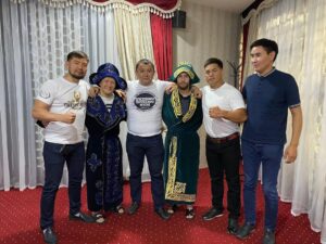 Zhalgas Zhumagulov Instagram - Қай заманда да әр адамның санасындағы аса мазмұнды және құрметті мәртебеге ие ұстаным – ол отансүйгіштік (патриоттық). 
Еліміздің патриоттарының бірі @ibragim_eskendir және отансүйер бауырларымызбен кездесіп ерекше  отырыс болды. Шапан кигізіп , қонақжайлық көрсетіп, батырларымыз туралы әңгімесін айтып мотивациялап, ерекше мағыналы сыйлықтар беріп,  осындай құрмет көрсеткеніңіз үшін Алла разы болсын! Сіздің биік шыңдарға жете беруіңізге тілектеспін!