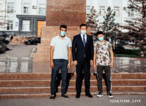 Zhalgas Zhumagulov Instagram - Бүгін қала әкімі Асхат Шахаров мені алда болатын жекпе-жек алдындағы кездесуге шақырды. Жақсы тілектеріңізге рахмет! 
 
Өткен айлар ішінде, мен қазақ халқын абыроймен көрсету үшін мықты жігерлілікпен жаттықтым. 

Бұл жекпе-жек маған, біздің командамыз және бүкіл ел үшін өте маңызды!

Сегодня аким города Асхат Шахаров пригласил меня на встречу перед предстоящим боем. 
Благодарю за напутственные слова! 
Эти месяцы я упорно тренировался для того, чтобы достойно представить нашу страну. 
Этот бой очень важен для меня и всей нашей команды и страны!