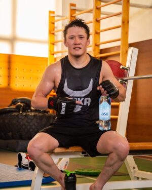 Zhalgas Zhumagulov Instagram - Вода - это источник жизни, и в моём случае источник правильной и здоровой тренировки 🦾 @asu_water

#достигайвершинсasu