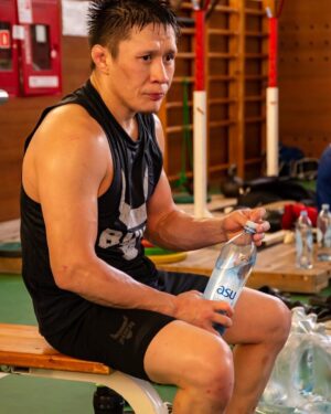 Zhalgas Zhumagulov Instagram - Вода - это источник жизни, и в моём случае источник правильной и здоровой тренировки 🦾 @asu_water

#достигайвершинсasu