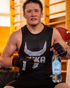 Zhalgas Zhumagulov Instagram - Вода - это источник жизни, и в моём случае источник правильной и здоровой тренировки 🦾 @asu_water

#достигайвершинсasu