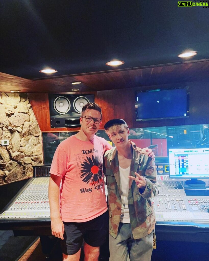 Zhang Yixing Instagram - It was a great session, your melody inspired me a lot ! @kylereynoldsmusic
