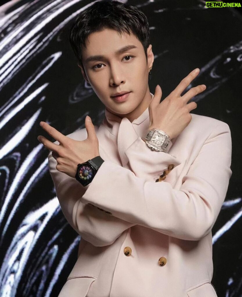 Zhang Yixing Instagram - The passion for Hublot watches brought #HublotAmbassador @layzhang to discover the brand’s booth at Watches & Wonders 2023 in Geneva. During the visit the artist explored novelties and delved into the heart of the Art of Fusion. #Hublot #watchesandwonders2023 #HublotFamily Photo by @stephanefeugerephotography