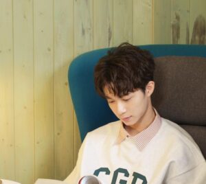 Zhen Hao Li Instagram - 今日是個小文青
How about we read some books together today?

#AboutYouth #meee #ootdshare #universitylife #readingtime